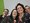Vier Personen posieren für ein Selfie und lächeln in die Kamera. Von links nach rechts sind ein Mann mit Brille, zwei Frauen und ein Mann zu sehen. Der Hintergrund besteht aus einer weißen Wand mit einem grünen Eckbereich.