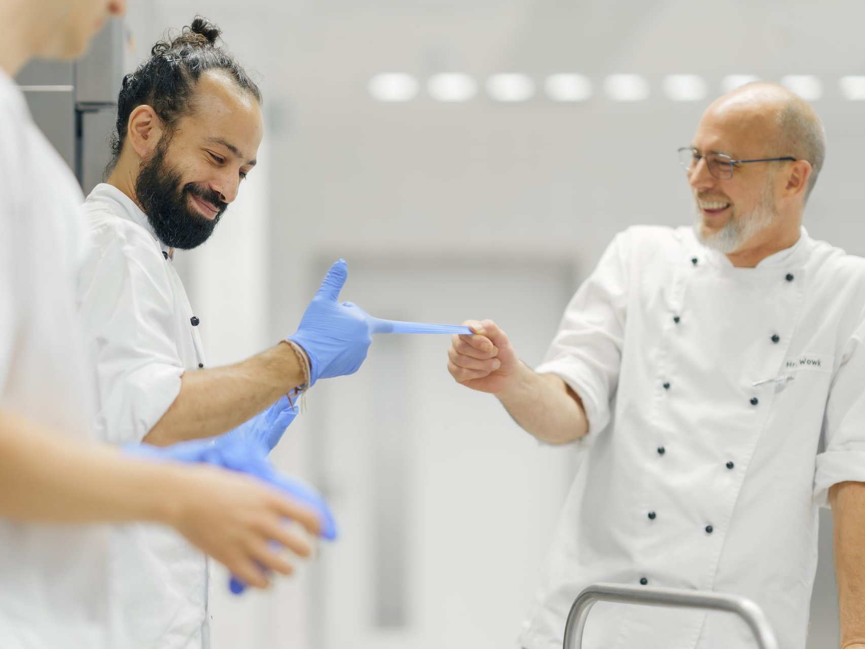 Zwei Männer haben zusammen Spaß in der Küche beim Kochen 