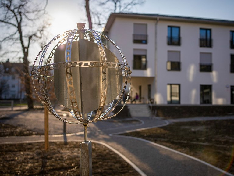 Kunstwerk aus Metall im Garten vor der Suchthilfe