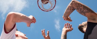 Zwei Männer spielen Basketball